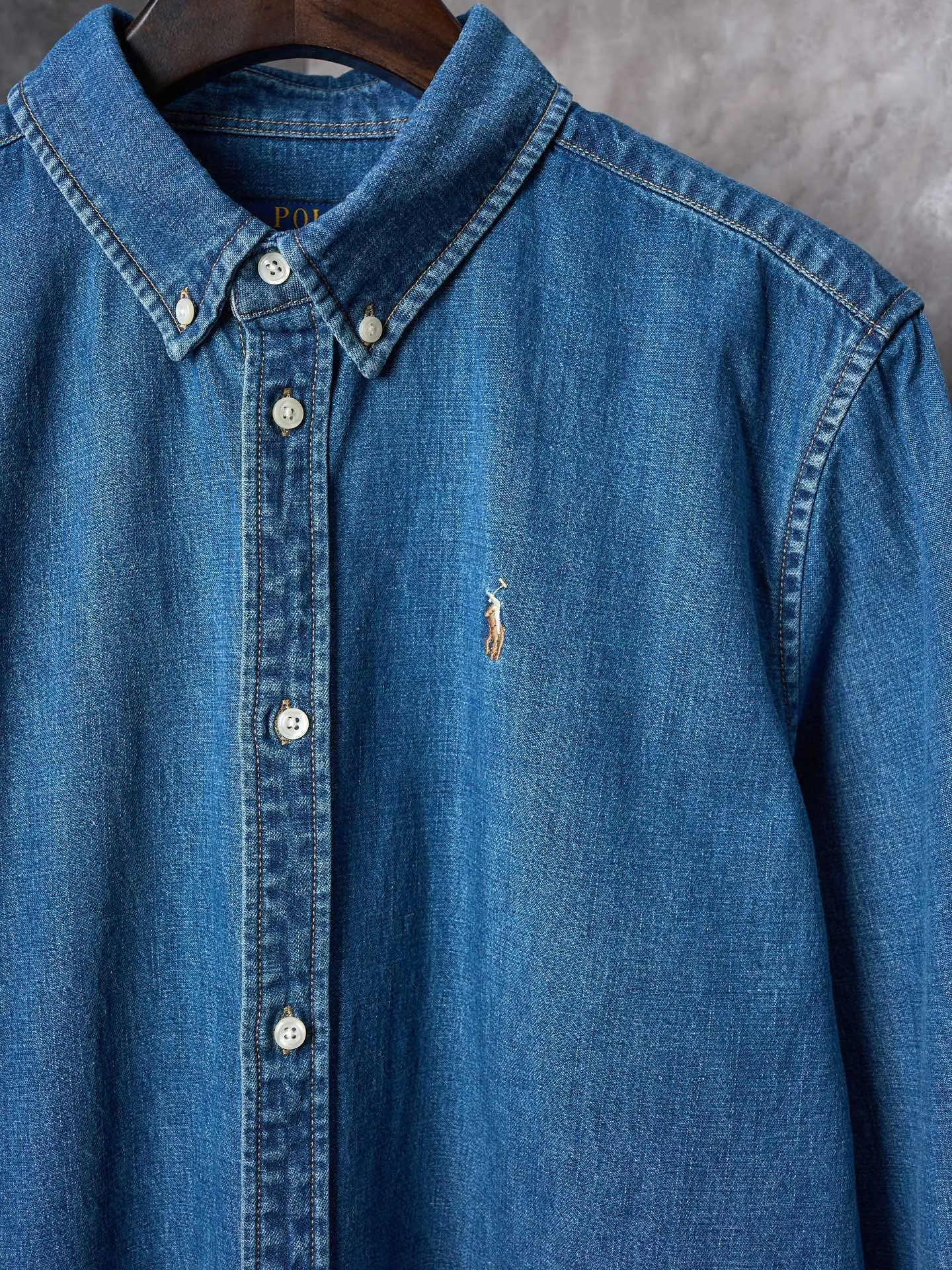 P440 Actual auction] Ralph Lauren/Ralph Lauren colorful pony logo embroidered denim shirt [Ready stock] S M L XL custom-made thick-weave twill ring yarn denim, soft and silky, comfortable and skin-friendly, matte indigo, a denim poem dyed with time. The exquisite colorful pony logo on the left chest jumps into indigo, fully recognizable, with a breath of freedom and vitality, a pure and smart color symphony The deconstructed poetics of the pointed collar and placket creates a lazy French atmosphere. Even walking has a designed sense of calmness. It uses imported machine embroidery technology and uses advanced computer control systems and precision mechanical components to realize colorful pony embroidery operations with high precision and smooth and delicate lines. It uses multiple horses to rub sand and uses high-pressure spray guns to rub in specific parts to achieve a local gradient effect. Then, it uses frosting technology to create a unique texture pattern. The workmanship is extremely complex and time-consuming. Using washing and frying process, the special desizing agent is given priority, and then the fabric is soaked in it to evenly receive the sizing. After desizing, it is finally rinsed. The workmanship is extremely complicated, the loss is high, and the fit is suitable.